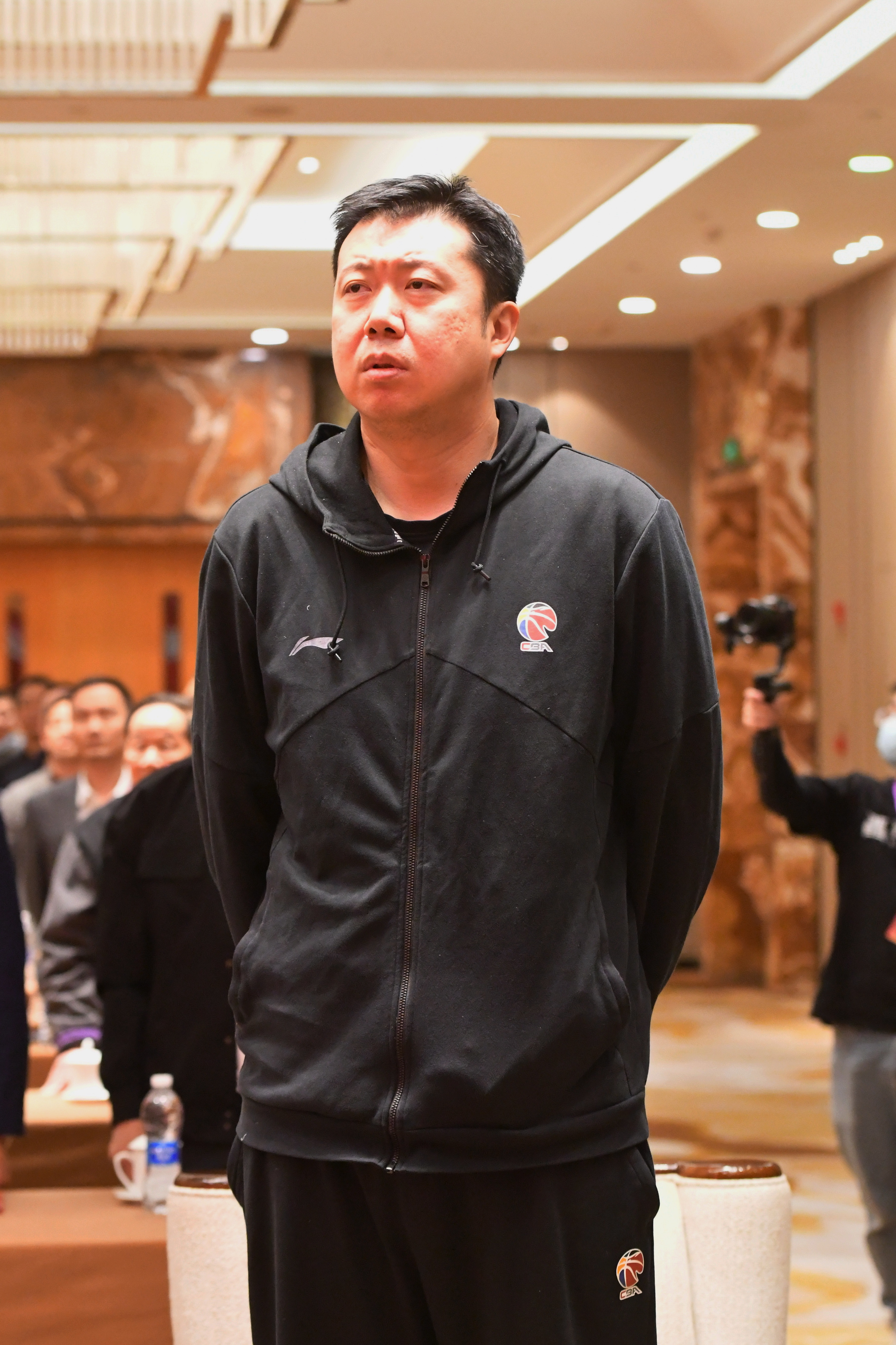 媒体人：王治郅身份特殊无法全职进入国家队 但近年来他有召必到