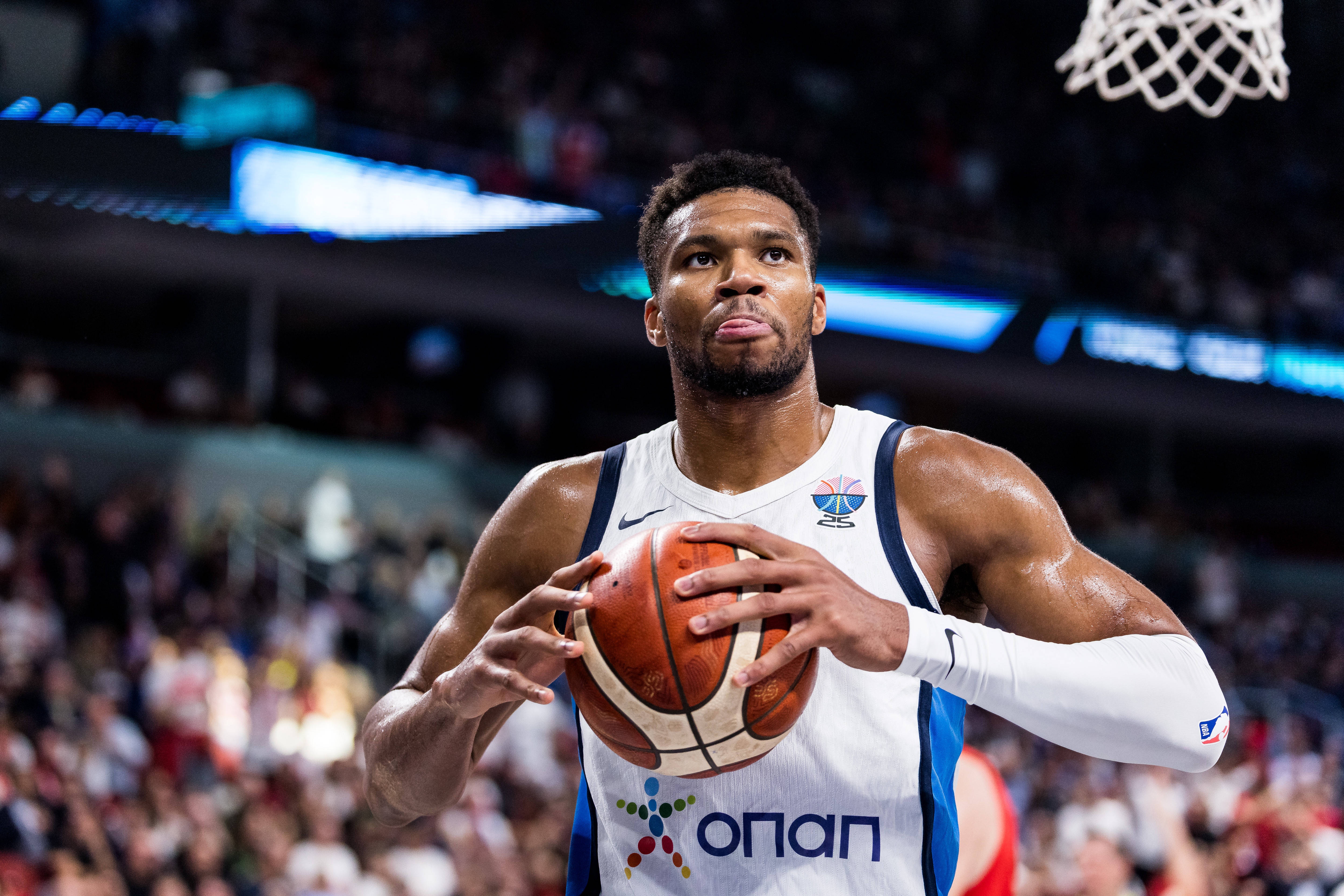 大格局！欧媒：字母哥主动联系申京 最终双方达成和解