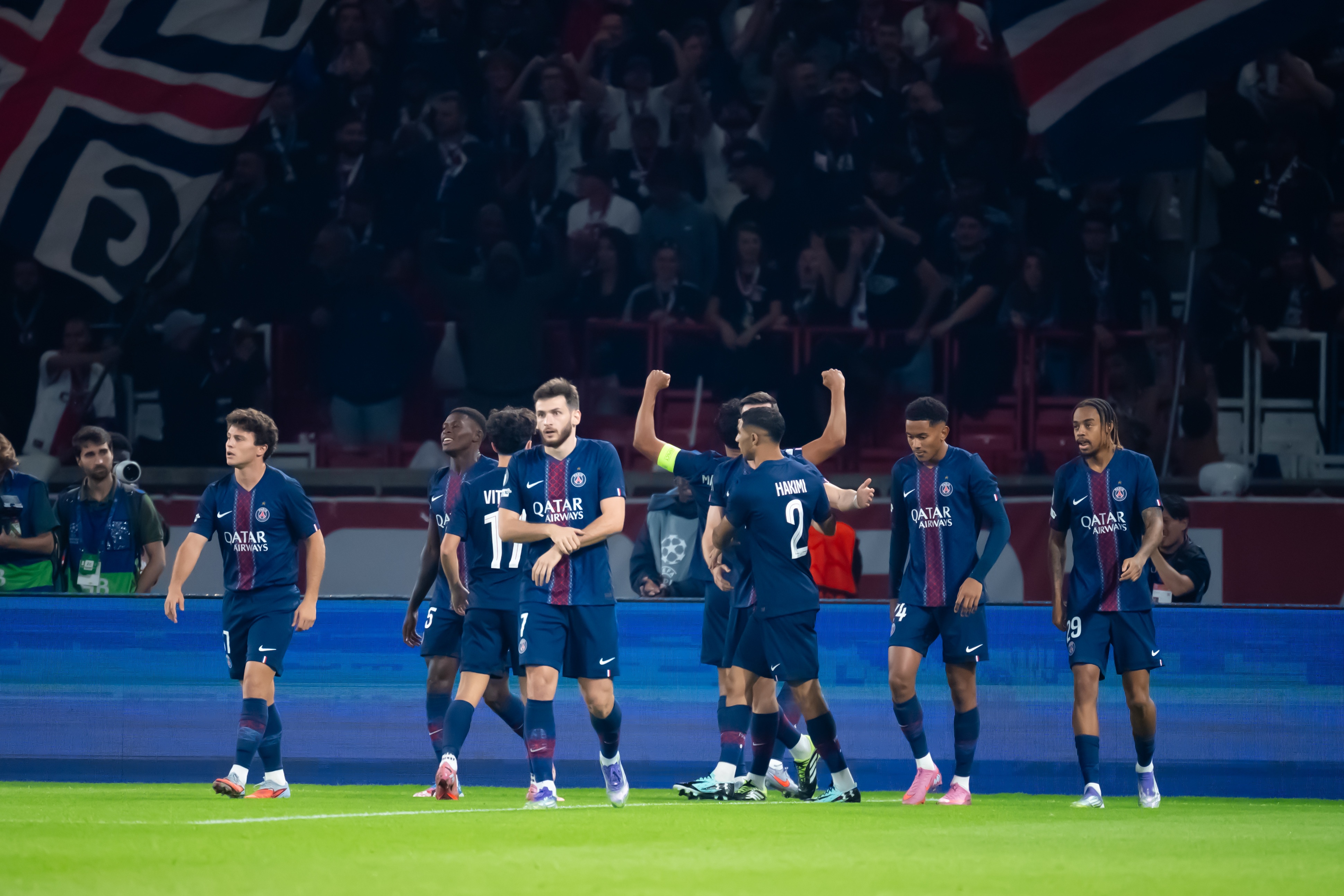 记者：巴黎每周都会给球员做抽血检查，以提前预防伤病并调整训练