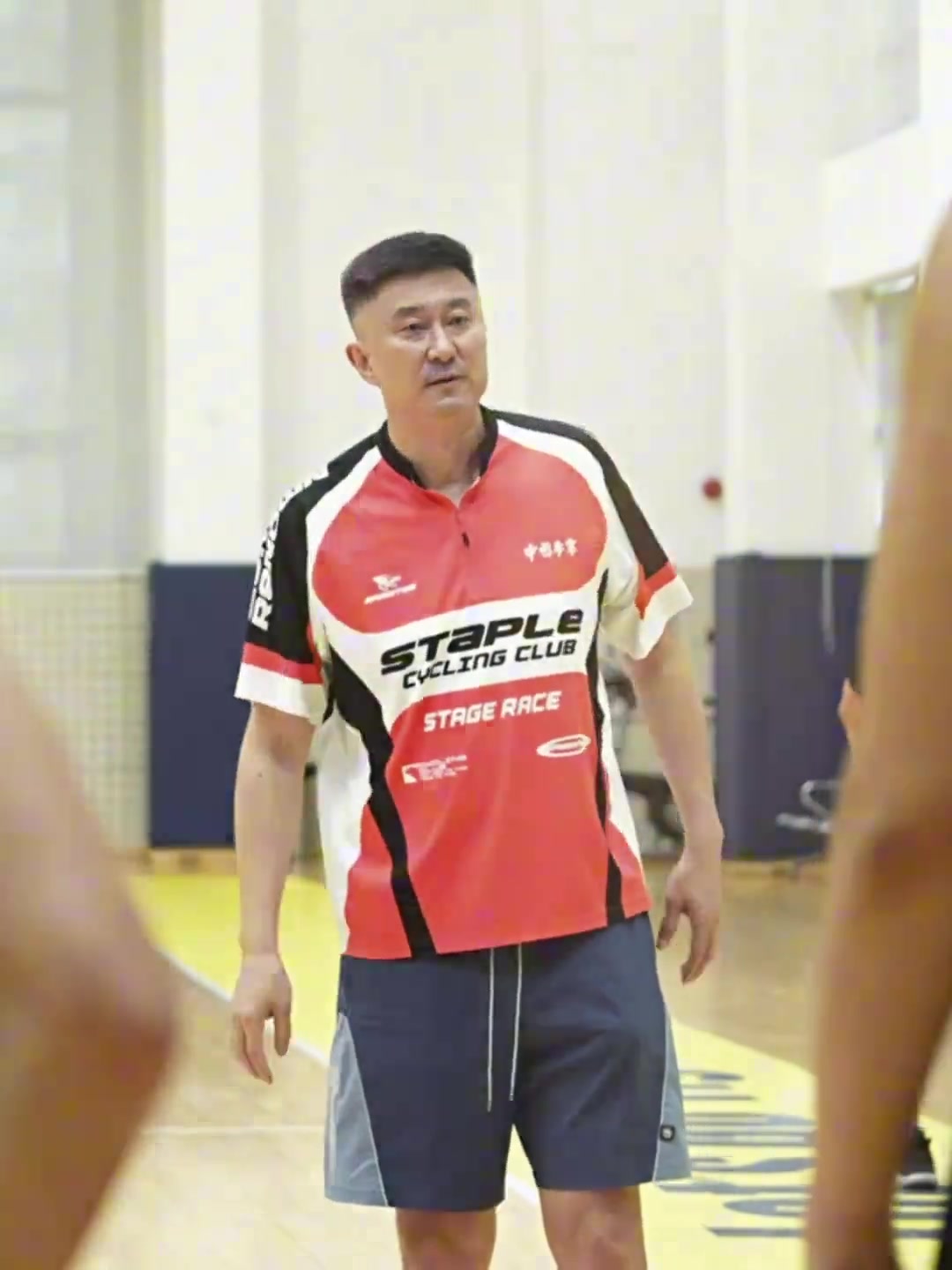 广东男篮晒球队投篮训练：投篮肌肉记忆养成中……💪