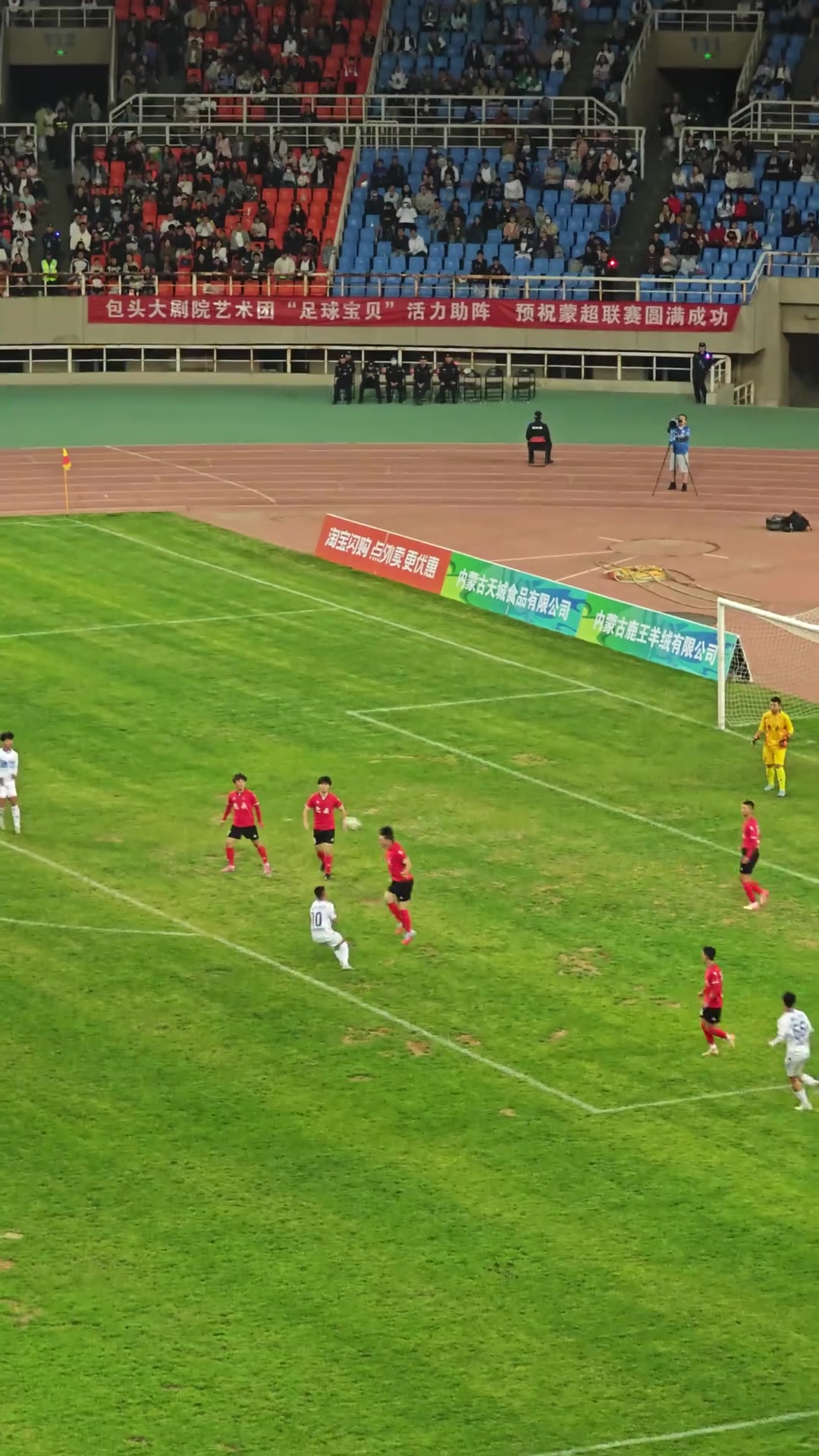 “蒙超”通辽队39号球员连续解围失误，送对手1V5破门