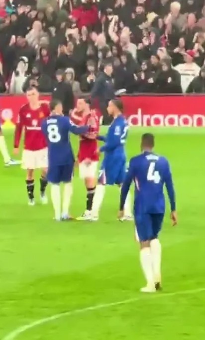 太阳报：芒特和恩佐恩怨未了，在曼联vs切尔西赛后再次冲突