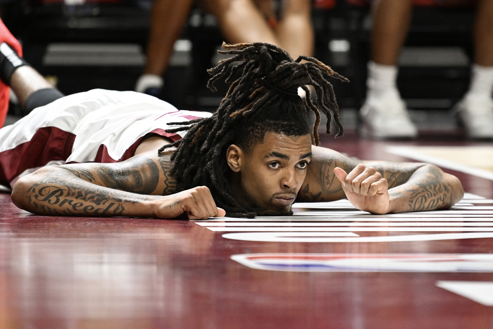 上赛季G联盟场均18.6分5.9板！Spears：76人签下了埃莫尼-贝茨