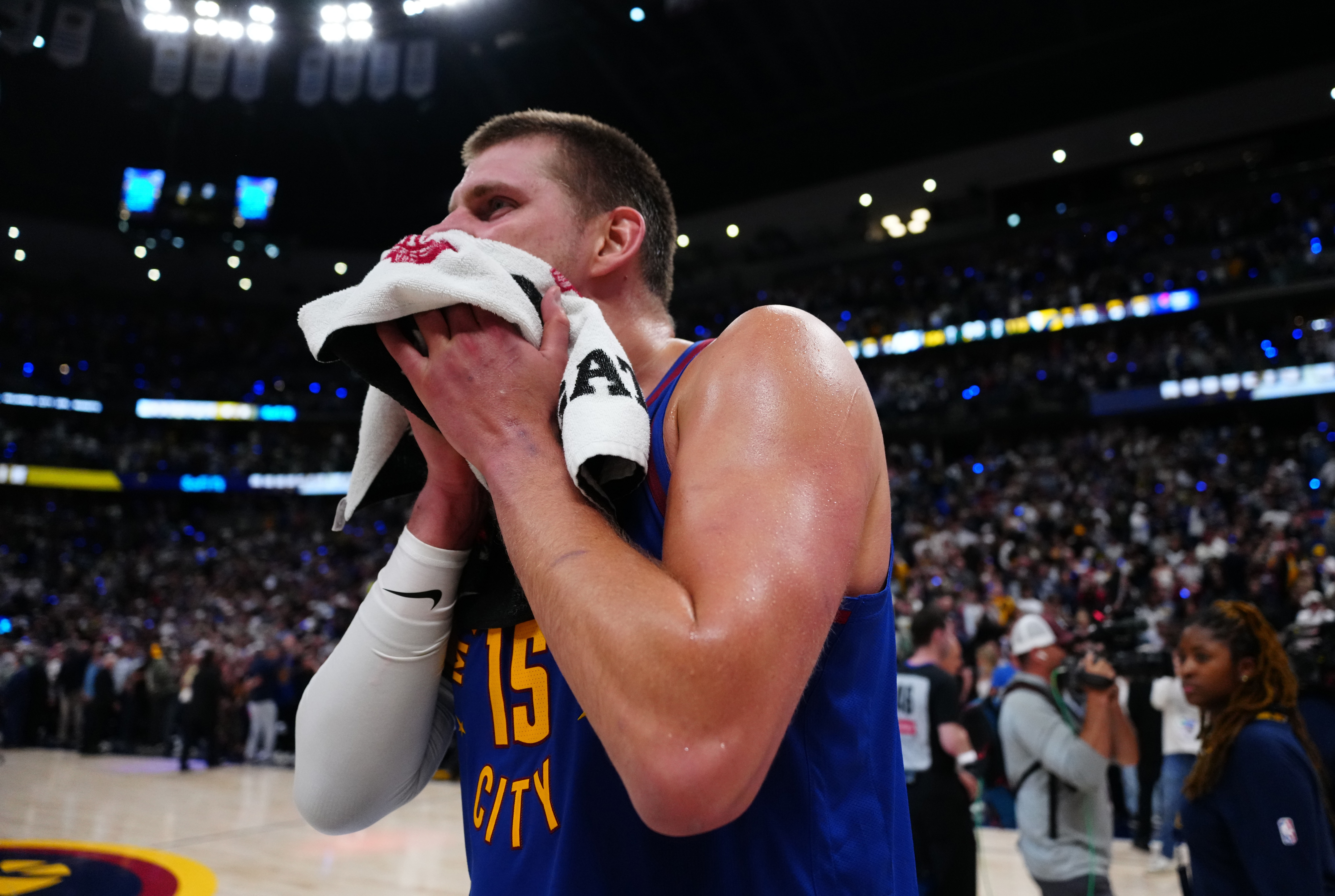 名记：即使经历了上赛季的各种动荡 没任何迹象显示约基奇想离开