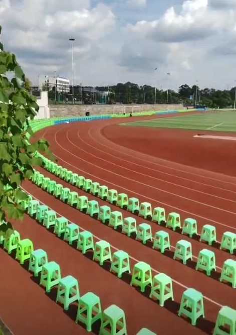 更近距离观赛！川超内江主场跑道内摆放了塑料矮凳