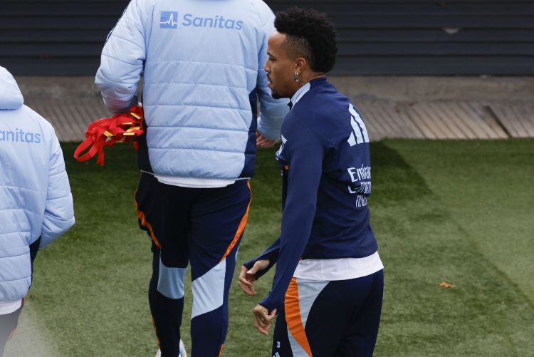 记者：皇马对米利唐恢复情况非常满意 门迪单独进行有球训练