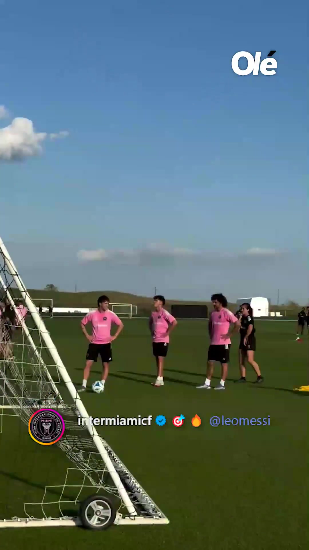 小菜一碟！梅西、德保罗训练场挑战球门后进球，梅西轻松完成