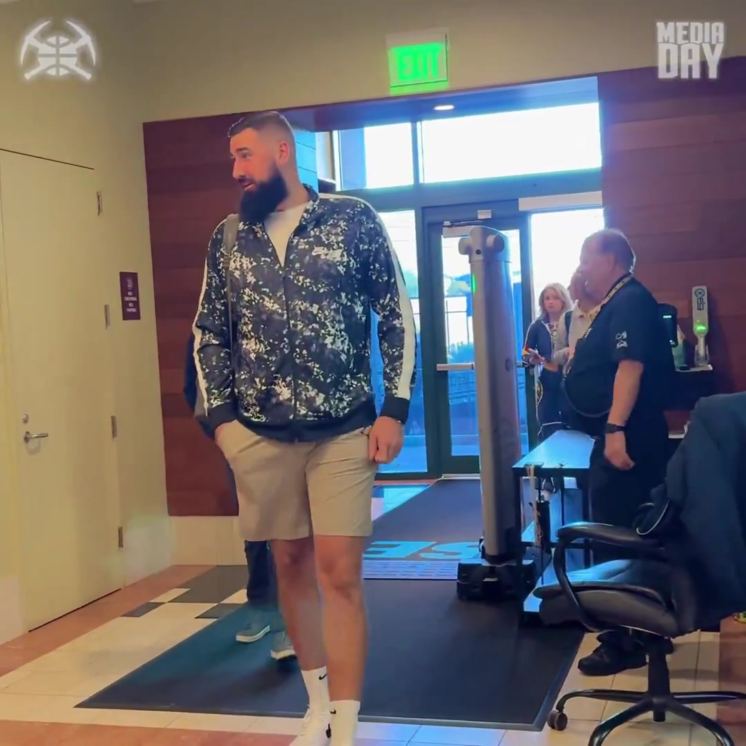 约老师替补就位！掘金官方晒视频：瓦兰丘纳斯抵达丹佛