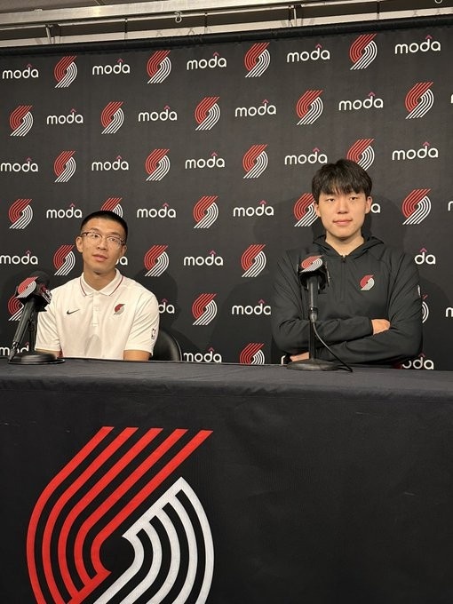 来了来了！杨瀚森出席媒体日&姿态很放松 和翻译一起接受采访