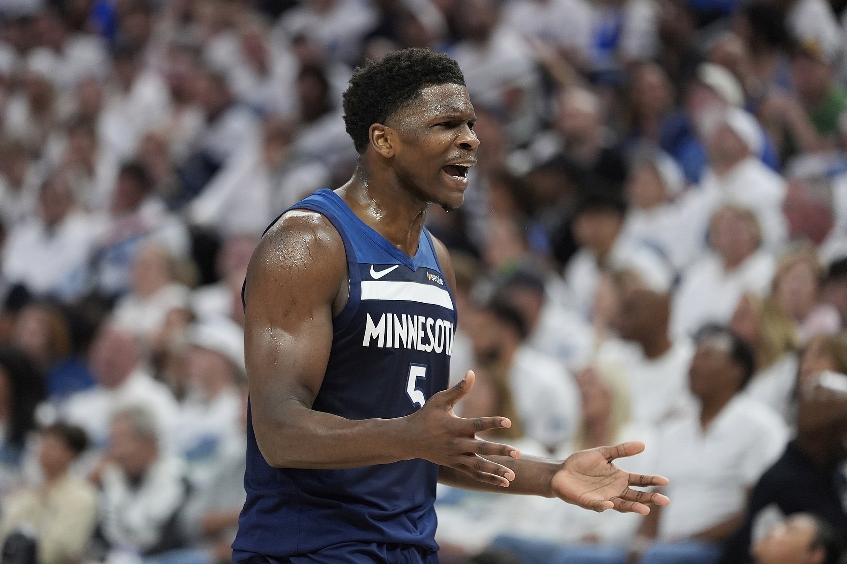 维拉纽瓦：爱德华兹让人想起乔丹 他朝此方向发展将会很恐怖