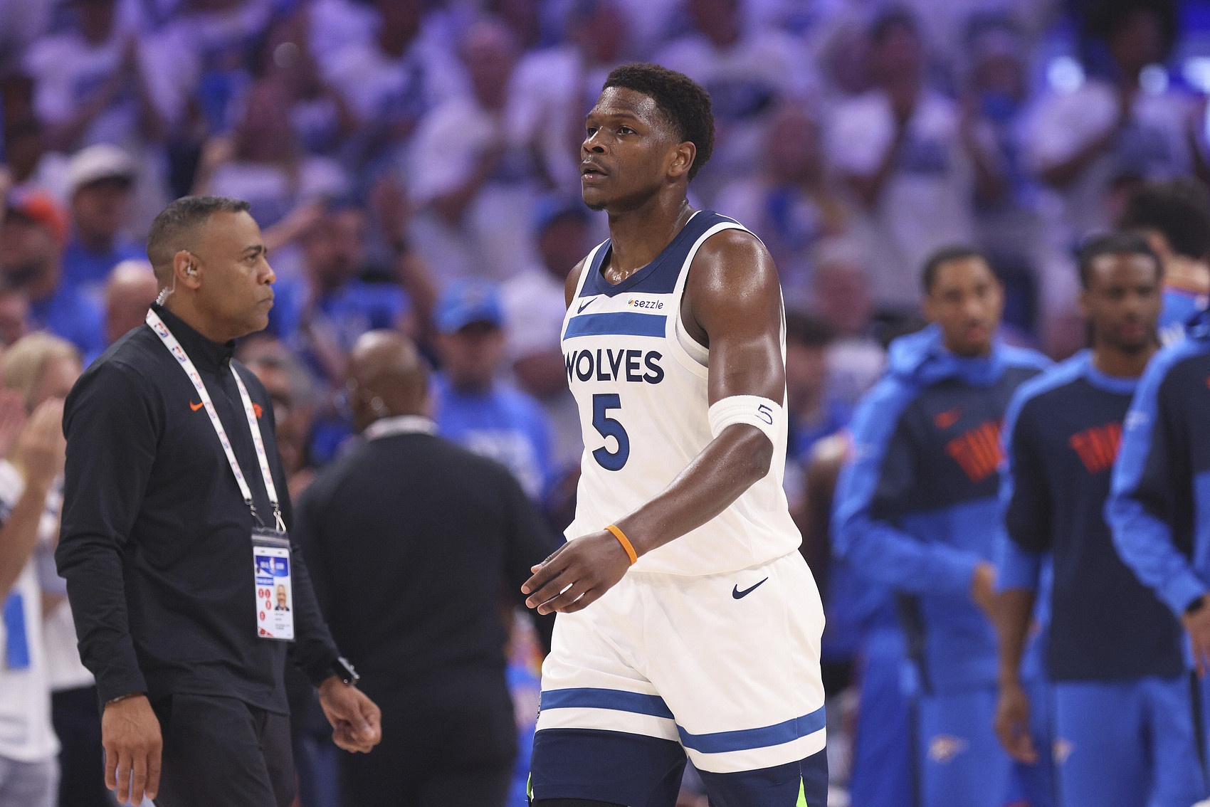 芬奇：华子现在更注重看录像和塑形 相信他具备竞争MVP的潜力