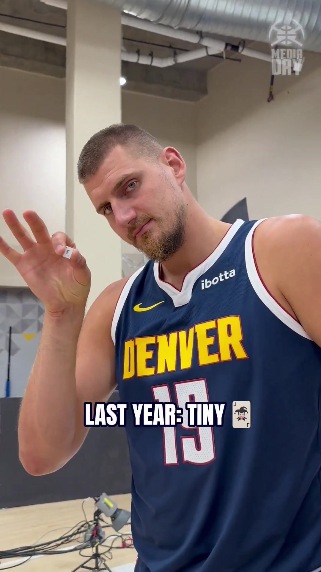 整活达人！新赛季自己从小王变大王 约基奇定妆照耍“大牌”