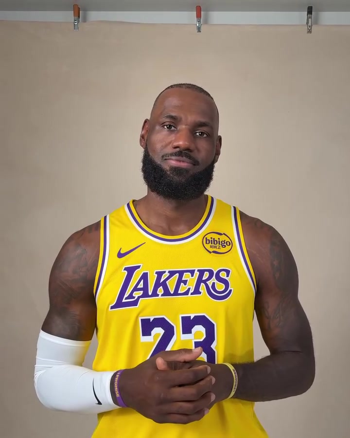 超过70名球员在你NBA首秀后出生？詹姆斯做搞怪表情难以置信