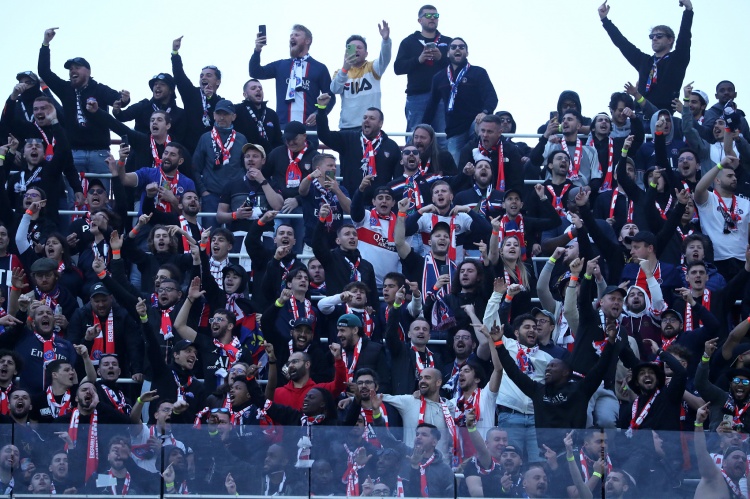 法媒：巴黎球迷大巴半夜在高速上抛锚，80人被困数小时