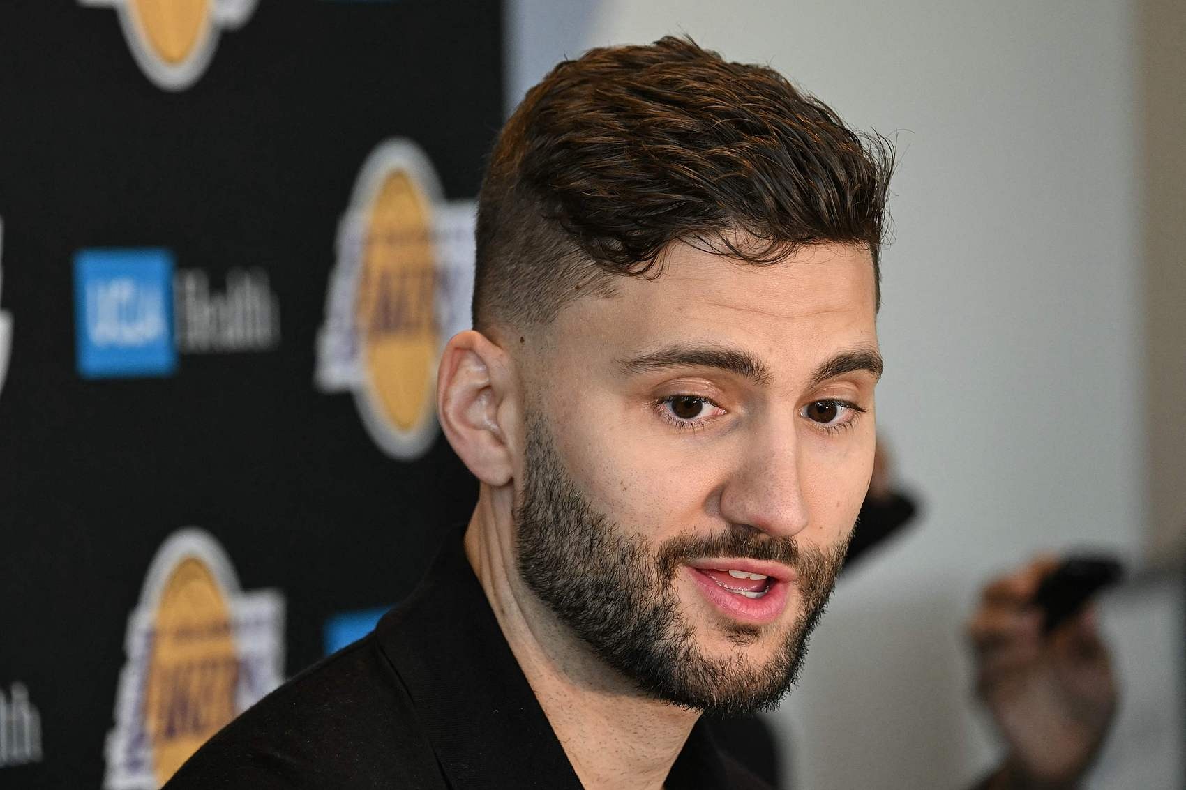 你悠着点吧！克莱伯前天刚说要把身体对抗强度带上场 今天就伤了