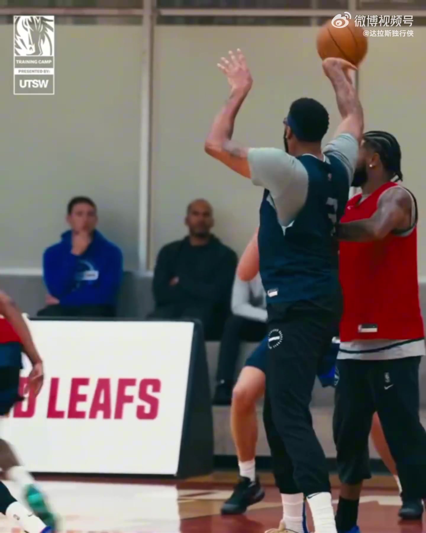 期待新赛季！浓眉和弗拉格打出精妙高低位配合 后者双手暴扣终结