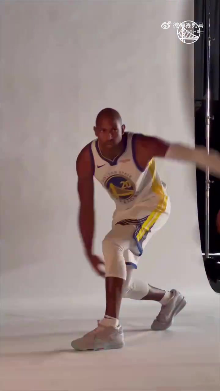 身披20号开启第19季！勇士官方分享霍福德定妆照拍摄花絮