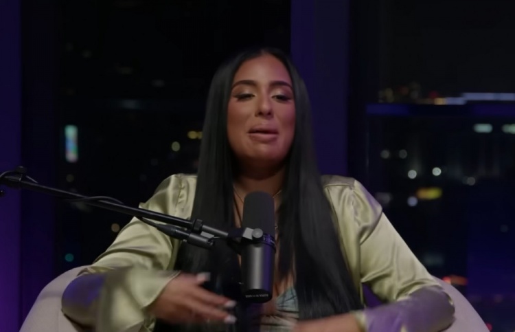 女主持：我还是处女 皮尔斯：你说啥？你都是老女人了好吧！