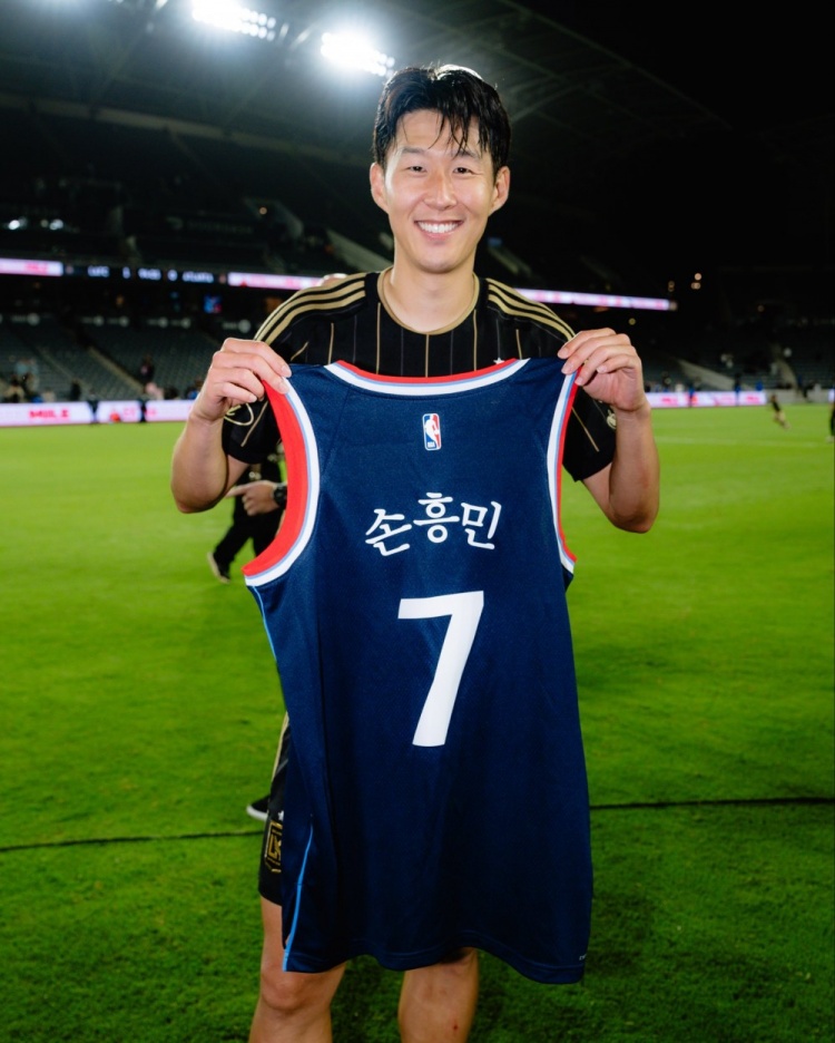 梦幻联动！洛杉矶FC足球明星孙兴慜 手持快船定制版球衣满脸笑容