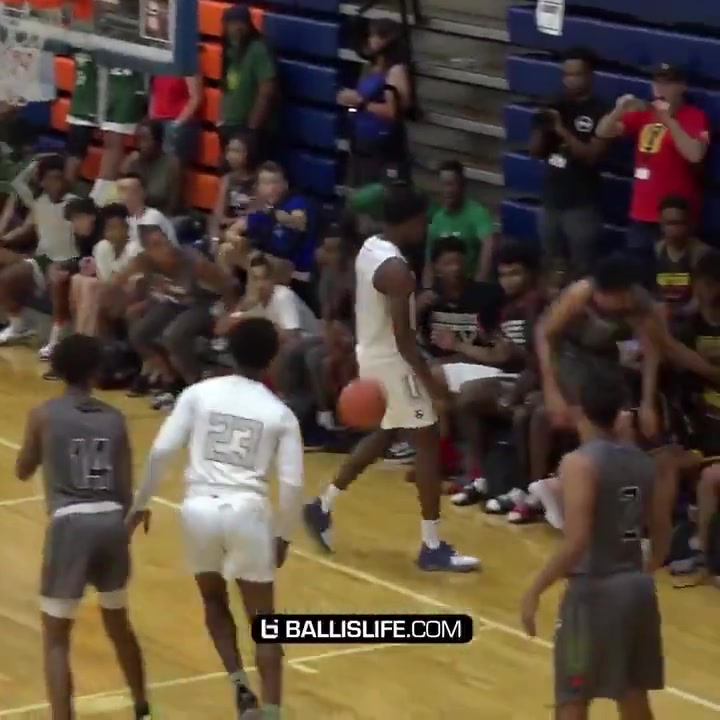 能兑现潜力吗？美媒晒库明加高中集锦：他在每个人头上完成扣篮