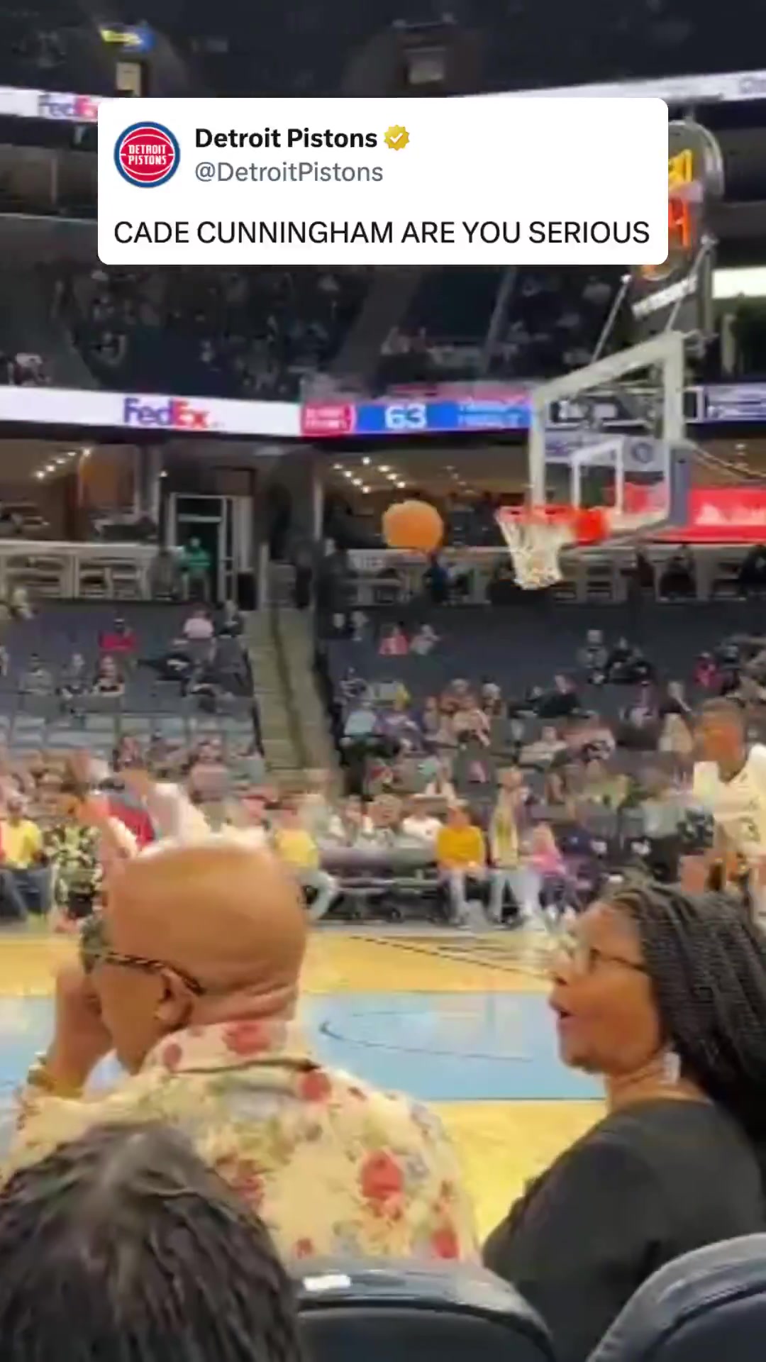 又进化了？哈里斯高吊篮下 CC跃起空中换手过人拉杆轻松打进