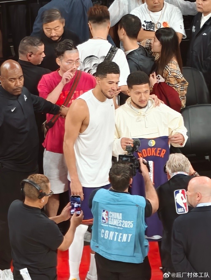 布克：很高兴看到中文布克 有空间距离但中国赛是相遇的完美地方