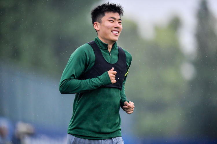 足球频道：24岁前国青球员何朕宇退役后加盟乌兰察布队征战蒙超