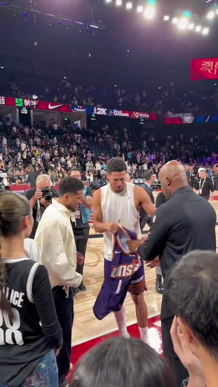 历史性会面！中国布克与布克本尊见面视频 布克微博转发该动态！