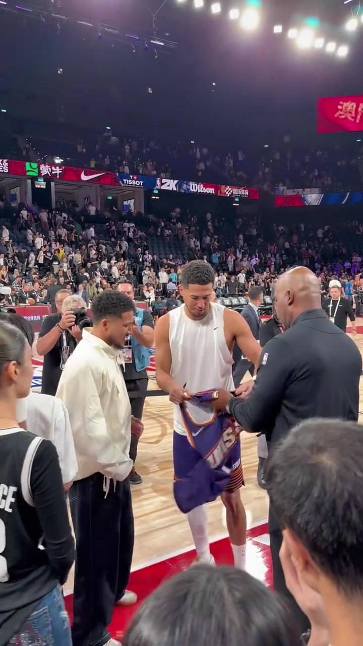 德文布克和中文布克！模仿布克网红获得布克签名球衣+拥抱合影