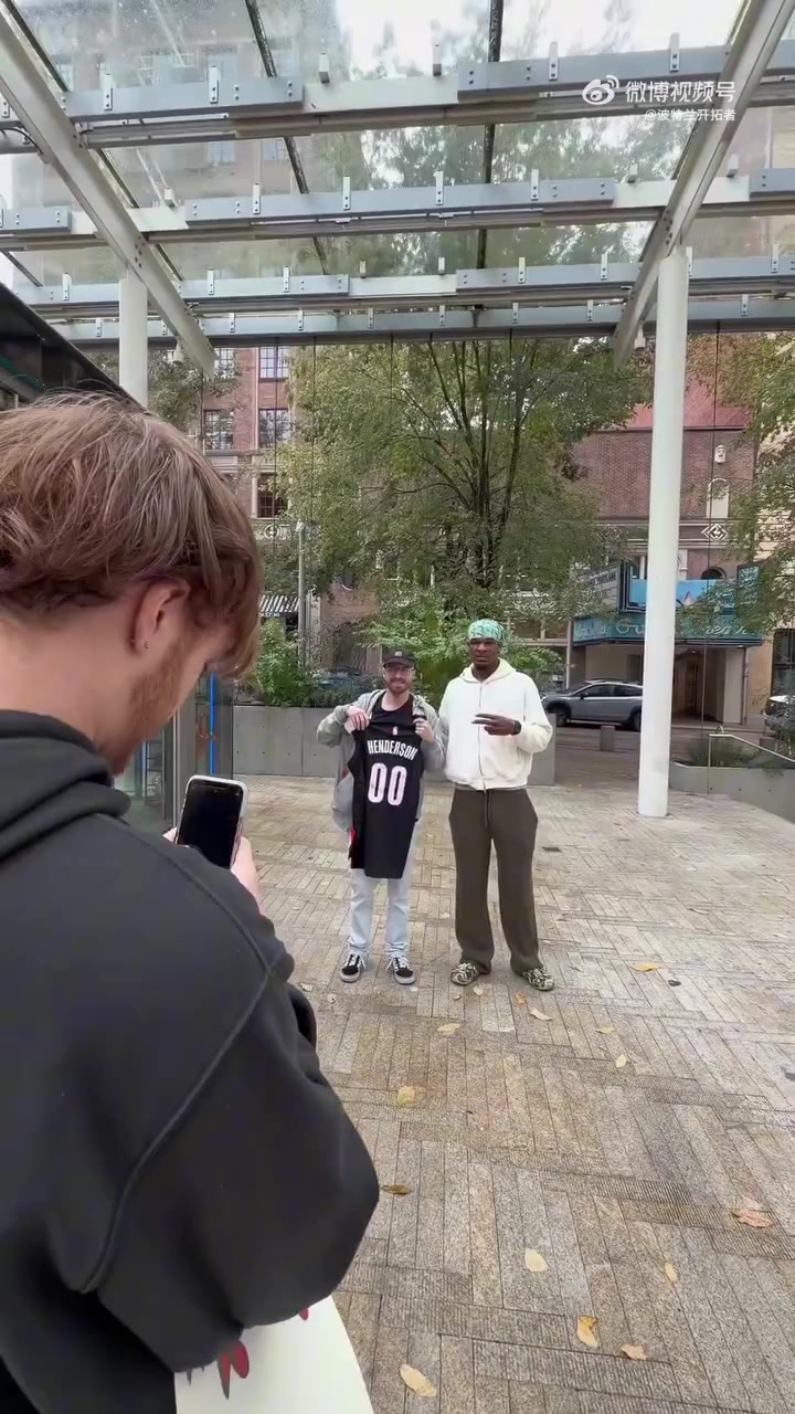 开拓者送福利！亨德森&夏普&里斯进社区 与球迷合影互动送球衣