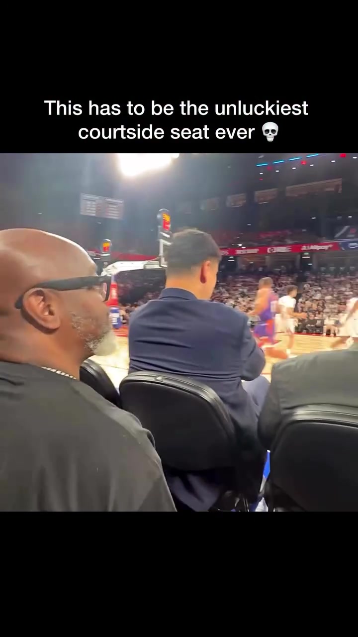 看了又好像没看！球迷中国赛坐在姚明和奥尼尔身后 啥也看不见