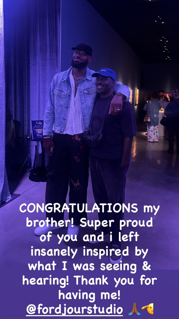 詹姆斯晒与画家合影：恭喜我的兄弟！我为你无比骄傲 感谢邀请