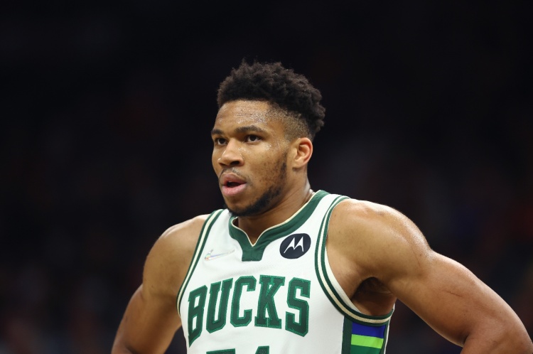 Stein：字母若被交易不会是在赛季中期 新赛季或将是最后的考察期